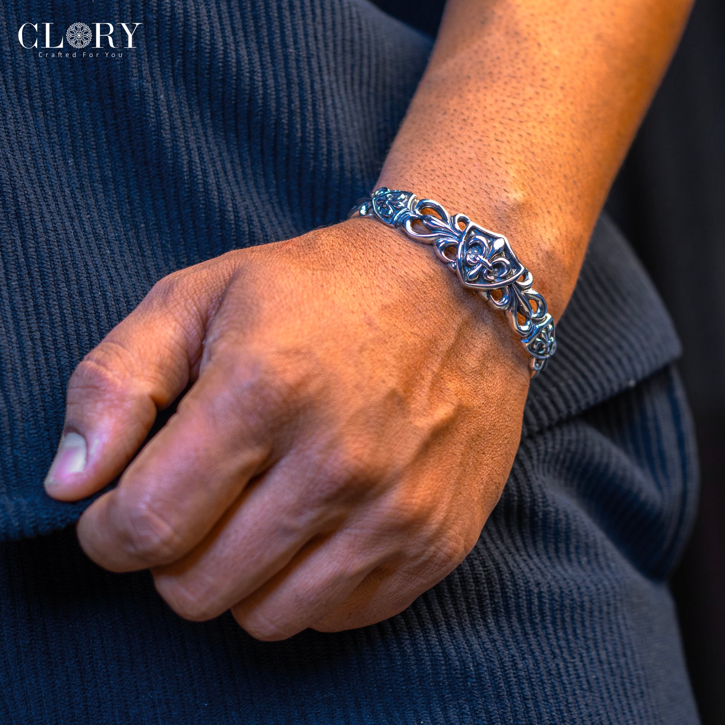 Fleur-de-lis cuff kada