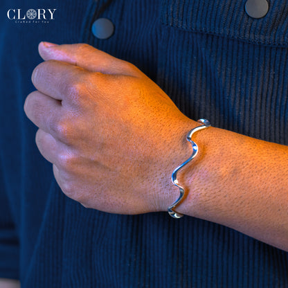 Open face adjustable cuff bracelet