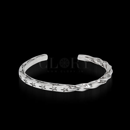 Half twisted Star cuff