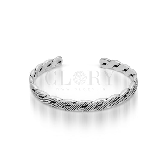 Twisting design cuff kada